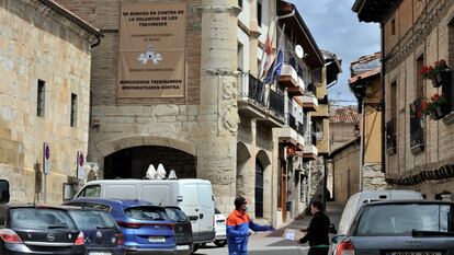 Un repartidor entrega un paquete ante el Ayuntamiento de Treviño (Burgos).