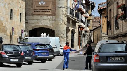 Un repartidor entrega un paquete ante el Ayuntamiento de Treviño (Burgos).