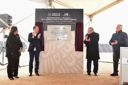 Este fin de semana, el presidente de México, Andrés Manuel López Obrador, ha inaugurado la primera etapa de la central fotovoltaica de Puerto Peñasco, en el Estado de Sonora. En la imagen, López Obrador y Alfonso Durazo, gobernador de Sonora, develan una placa por la inauguración del parque fotovoltaico, el pasado 17 de febrero.