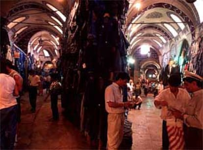 En las abigarradas tiendas del Gran Bazar de Estambul (Turquía) se pueden encontrar las mercancías más insospechadas.