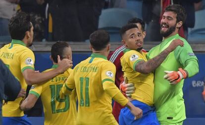 Los jugadores de Brasil celebran la victoria ante Paraguay.