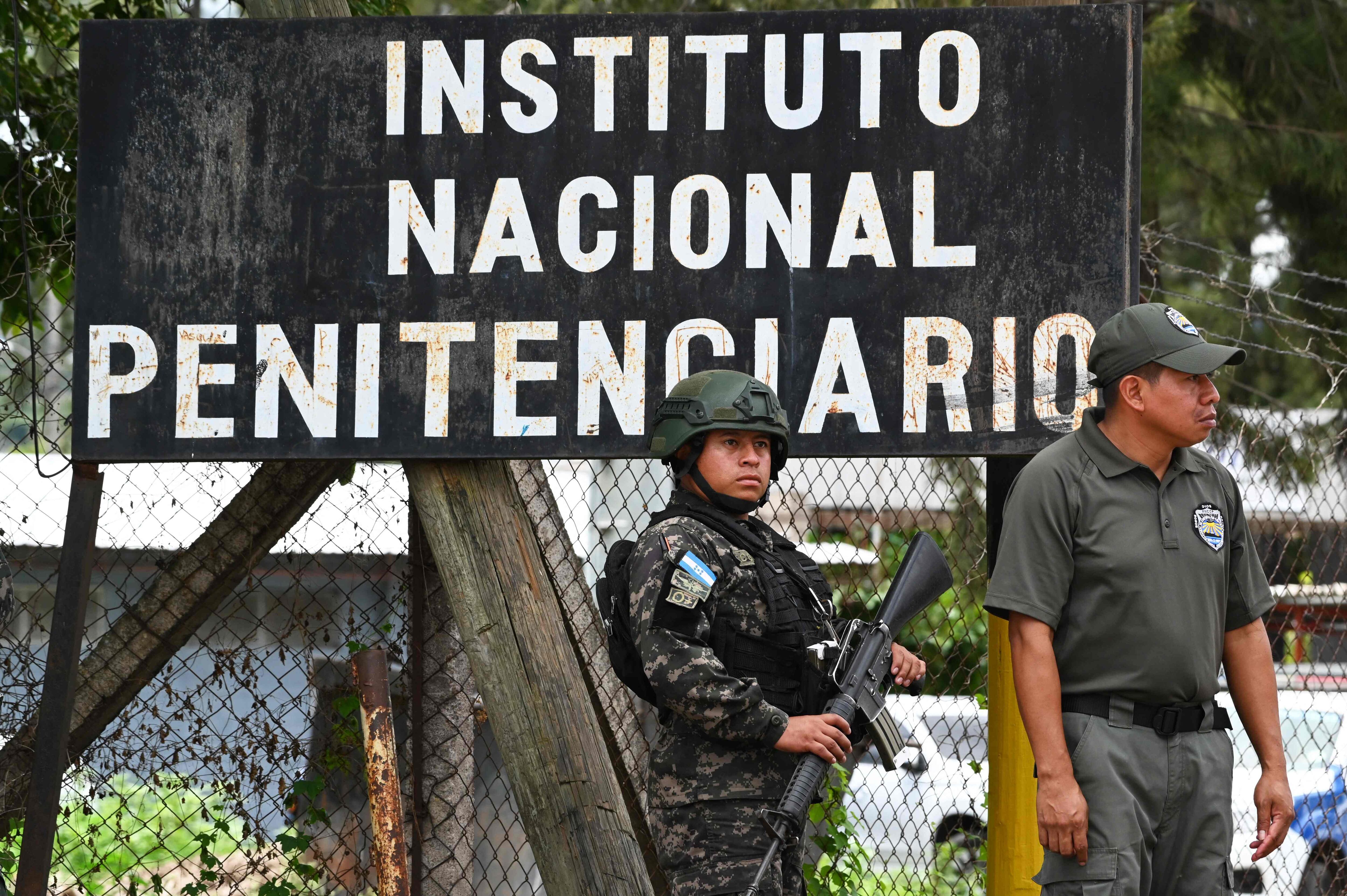 Soldados también hacen guardia afuera del Cefas, este martes.