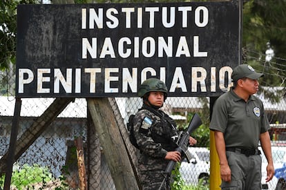 Soldados también hacen guardia afuera del Cefas, este martes.