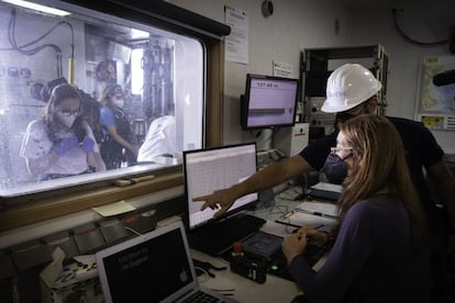 Varios científicos, en el laboratorio del buque del Instituto Español de Oceanografía 'Ramón Margalef', durante sus trabajos en la costa de Puerto Naos.