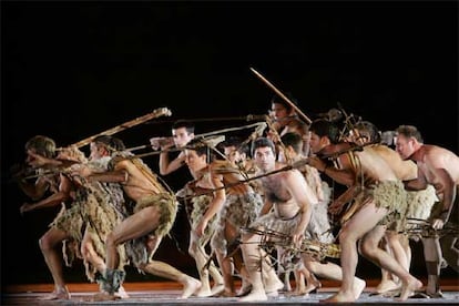 Los actores de La Fura dels Baus interpretaron la historia de la ciudad -de nombre árabe- desde sus orígenes. En esta noche mágica ha habido momentos divertidos, bellos y de una emoción intensa, como el que protagonizó Joan Manuel Serrat al cantar, cómo no, Mediterráneo. A pesar del ambiente festivo, las medidas de seguridad son muy estrictas.