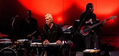 El galés John Cale con algunos de los músicos que le acompañan, durante el concierto en A Coruña.