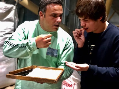 Los cocineros Ángel León y David Chamorro, en el molino de Segorbe de Edu Torres.