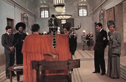 Pier Paolo Pasolini decidió trasladar el argumento de la novela del marqués de Sade a Salò, el último reducto del gobierno de Mussolini durante la Segunda Guerra Mundial.