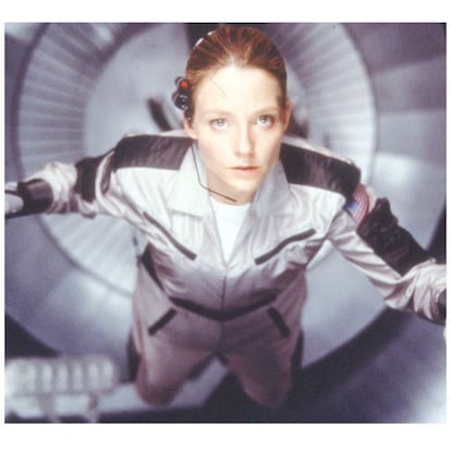 <strong>De qué va</strong>. Ellie Arroway (Jodie Foster) vive esperando una señal de vida extraterrestre. Un día, la recibe.
<strong>Por qué nos hace más inteligentes</strong>. Porque nos ayuda a entender el universo. Se trata de una fábula realista sobre cómo podría desarrollarse una comunicación entre los humanos y los alienígenas. Ellie Arroway atraviesa varios agujeros de gusano (una teoría física que asegura que permite conectar dos puntos del universo y trasladarse de uno al otro en cuestión de segundos) hasta encontrarse con las formas de vida extraterrestres. Pero ellos tampoco tienen todas las respuestas: el universo es demasiado inmenso para que una sola civilización pueda comprenderlo en su totalidad.