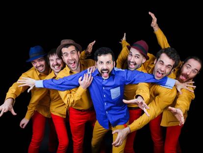 Guillem Albà, en el centro, y los seis músicos protagonistas de la obra.