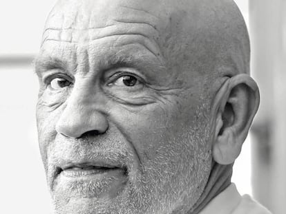 John Malkovich com seus esplendorosos 66 anos. “Se você nunca teve aspecto jovem, jamais parecerá velho”. Em vídeo, o trailer de ‘O Novo Papa’, em inglês.