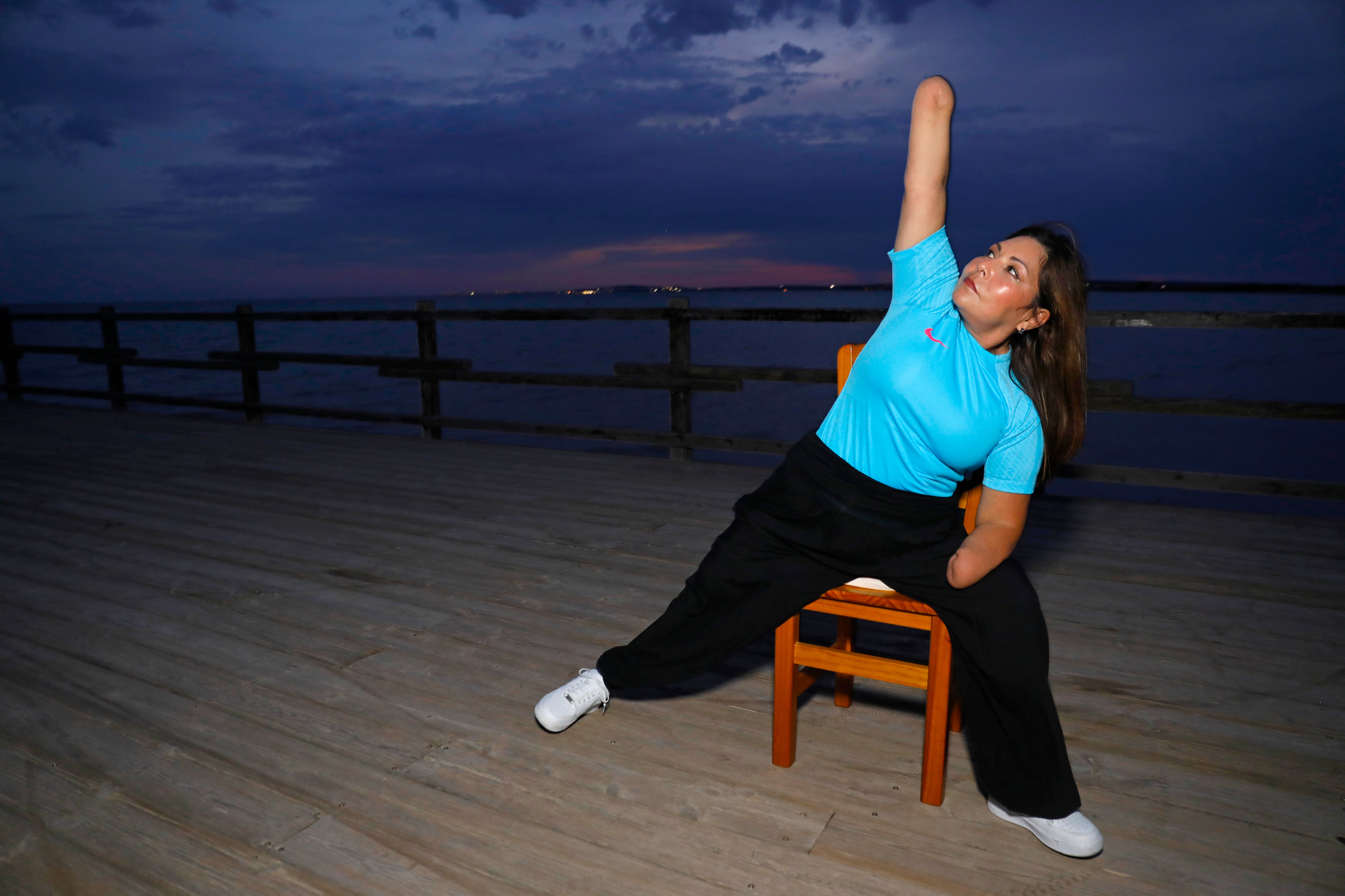 Xiomara González realiza uno de sus ejercicios en el antiguo embarcadero de Las Salinas Bras del Port, en Santa Pola.