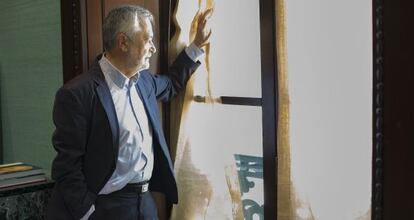El presidente andaluz, José Antonio Griñán, en su despacho.