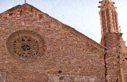 Fachada principal del templo de San Jerónimo del Real, cuyo claustro contiguo está siendo desmontado.