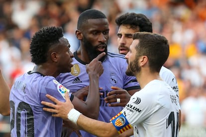 Vinicius y Rudiger discuten con Gayá durante el Valencia-Real Madrid de este domingo.