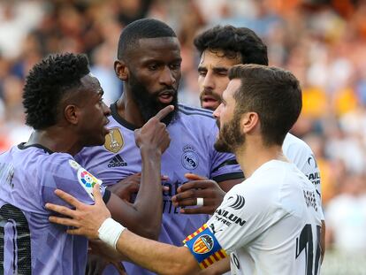 Vinicius y Rudiger discuten con Gayá durante el Valencia-Real Madrid de este domingo.