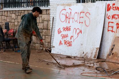 Un voluntario limpia las calles del municipio valenciano de Sedaví.