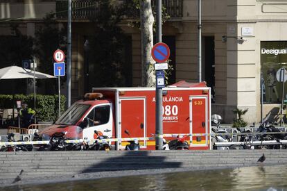 Un policia al costat d'una ambulància després de l'atropellament.