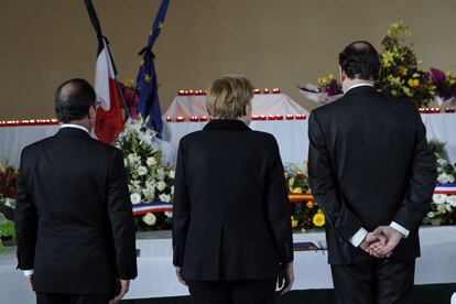 Francoise Hollande, angela Merkel y Mariano rajoy, muestran sus respetos en la morgue preparada para los 150 fallecidos en el acidente de Seyne-les-Alpes.