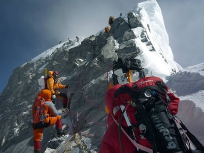 Alpinistas subindo o monte Everest.