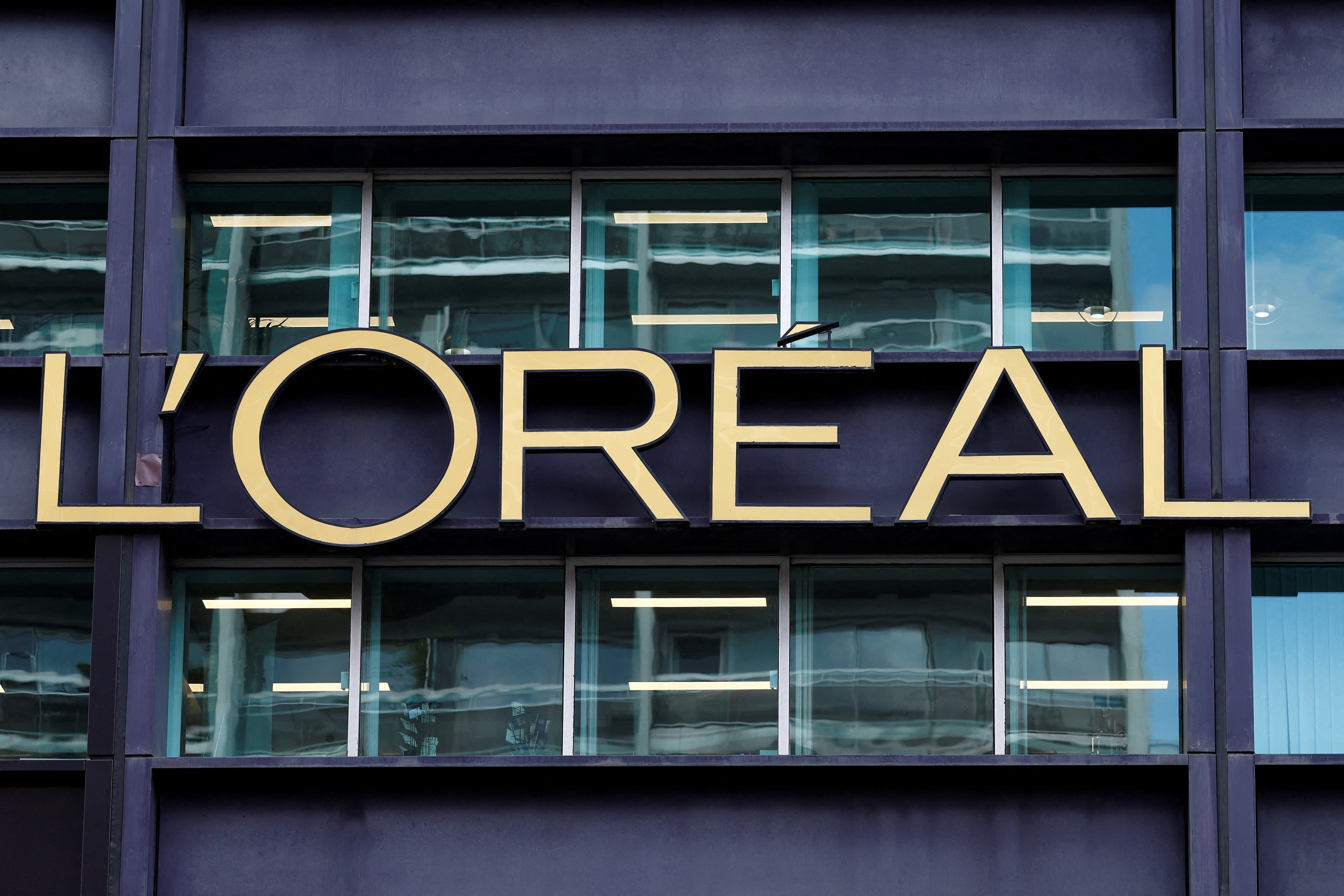 Logo de L'Oreal en la sede de la compañía en Clichy, cerca de Paris