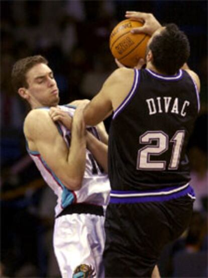 Pau Gasol pelea por un balón frente al yugoslavo de los Sacramento Kings Vlado Divac.