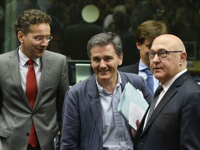 El president de l'Eurogrup, Jeroen Dijsselbloem, amb el ministre de Finances grec, Euclidis Tsakalotos, i el seu homòleg francès, Michel Sapin, avui a Brussel·les.