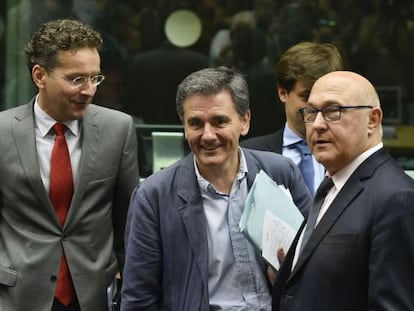 O presidente do Eurogrupo, Jeroen Dijsselbloem, ao lado do ministro das Finanças grego, Euclid Tsakalotos, e seu homólogo francês, Michel Sapin, nesta terça-feira em Bruxelas.