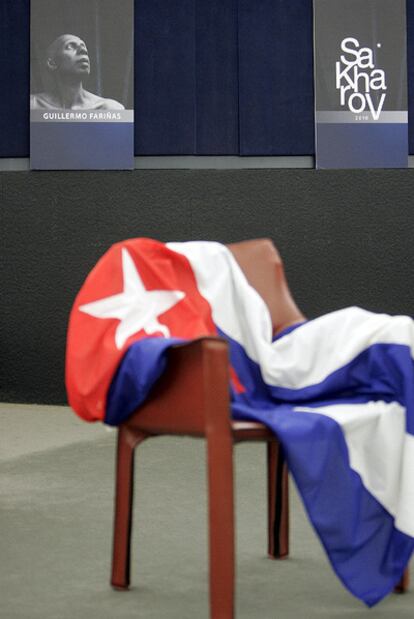 La silla vacía reservada a Guillermo Fariñas, durante la ceremonia de entrega del premio Sájarov 2010 del Parlamento Europeo a la libertad de conciencia 2010.