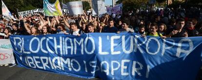 Centenares de estudiantes se manifiestan en Roma durante la jornada de huelga general. En la pancarta se puede leer: "Bloqueémos Europa, liberemos el conocimiento".