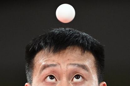 El eslovaco Yang Wang compite contra el australiano Dave Powell durante su partido de tenis de mesa individual masculino de la segunda ronda en el Gimnasio Metropolitano de Tokio.