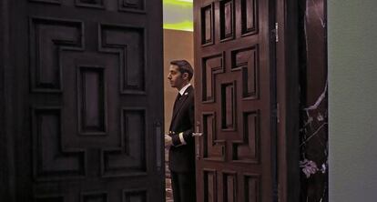 Un bedel guarda la entrada a la sala de vistas del Tribunal.