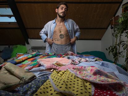 El Diseñador madrileño Robber Rodríguez en su casa de Valdemoro