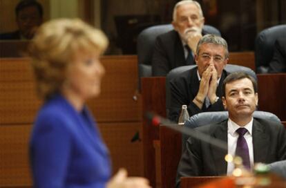Tomás Gómez y Gregorio Gordo escuchan el discurso de investidura de Aguirre.