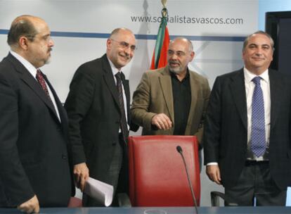 Txarli Prieto, Rodolfo Ares, José Antonio Pastor e Iñaki Arriola en la rueda de prensa del PSE.