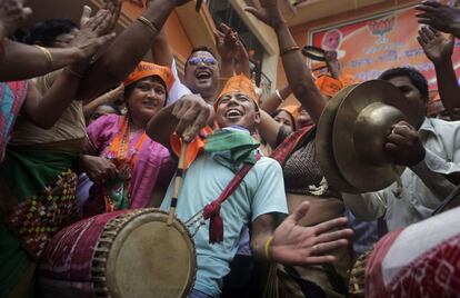 Partidarios del candidato hindú, Narendra Modi, celebran la victoria en las elecciones presidenciales en la ciudad india de Gauhati.