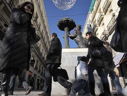 La osa de la Puerta del Sol lleva estos días una corbata burdeos.