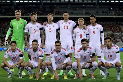 El equipo de Gales posa antes de un partido.