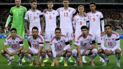 El equipo de Gales posa antes de un partido.