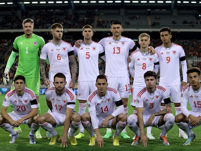 El equipo de Gales posa antes de un partido.