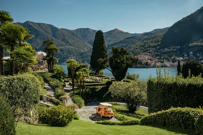 Hotel Passalacqua. Es el primero de los tres alojamientos italianos que se encuentran en el 'top 15' de la lista The World’s 50 Best Hotels, la primera incursión en el ámbito de los viajes de 50 Best, que también destaca los mejores restaurantes y bares del mundo. Ubicado en Moltrasio, a orillas del lago Como, en el norte de Italia, esta villa del siglo XVIII fue el hogar del compositor Vincenzo Bellini. Abierto en junio de 2022, en sus estancias se exhiben piezas de artesanía italiana en un suntuoso derroche de ornamentada elegancia barroca. Bóvedas de gran altura y columnas de estilo clásico decoran este alojamiento de 24 habitaciones para la desconexión y el bienestar. 