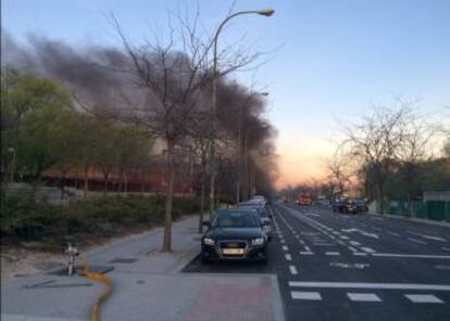 Columna de humo provocada por el incendio en las obras de la l&iacute;nea 8 de Metro de Madrid. 