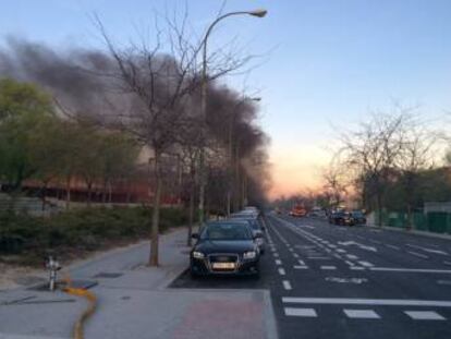 Columna de humo provocada por el incendio en las obras de la l&iacute;nea 8 de Metro de Madrid. 