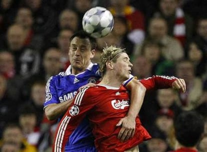 Terry agarra a Torres mientras saltan a por el balón.