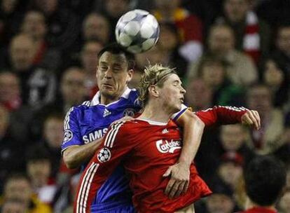 Terry agarra a Torres mientras saltan a por el balón.