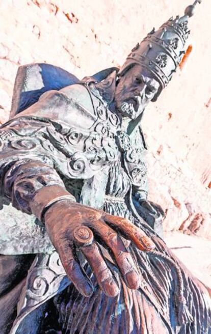 Estatua de Benedicto XIII (El Papa Luna), obra de Sergio Blanco.