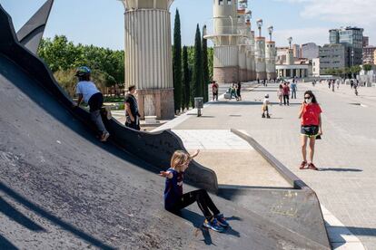 Crianças brincam em um parque em Barcelona.