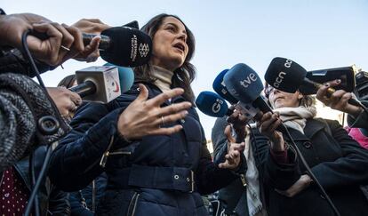 Ines Arrimadas, en la Plaza Mayor de Amer (Girona).