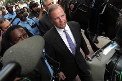 Jeff Skilling abandona el tribunal tras escuchar el veredicto del jurado.