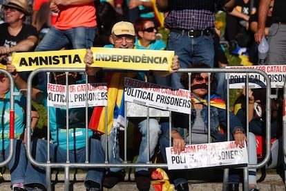 Manifestantes con carteles que piden la libertad de los líderes independentistas.